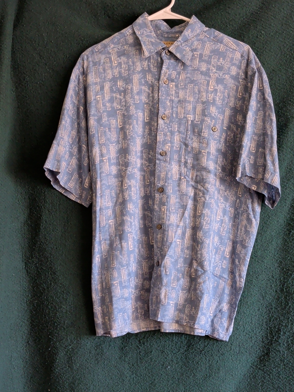 Casual Short-Sleeve Button-Down Shirt in Light Blue Geo Print